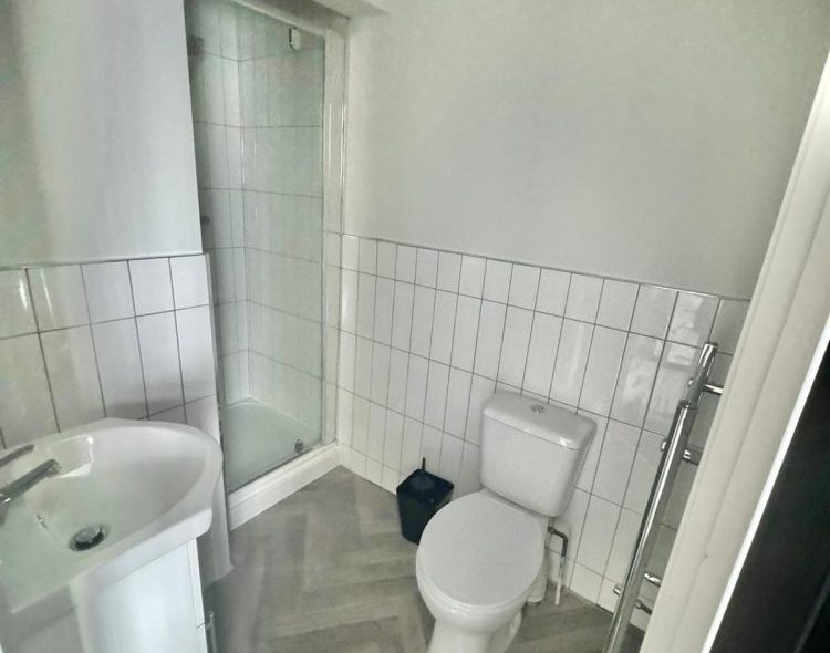 Ensuite 4 - 29 Bath